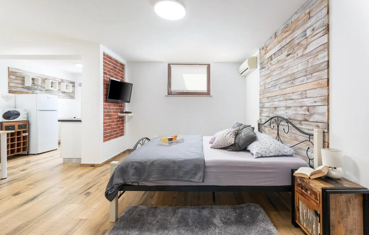 Apartments Ariana Umag 0*,